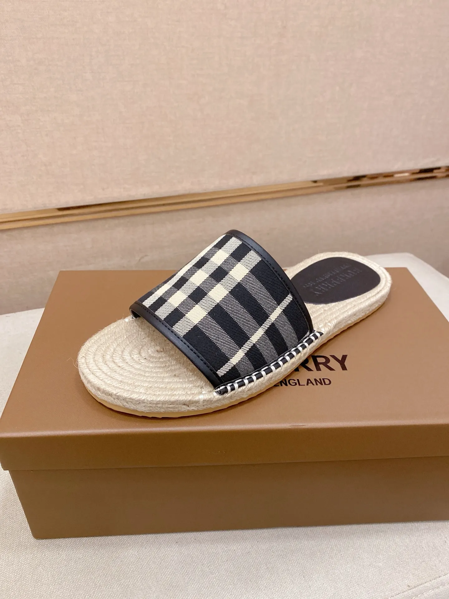 Factory price: 320💰 [Burberry slippers] High-end brand of men's shoes, official website 1:1 latest masterpiece: original mold customization, the fabric is made of imported original fabric, and the hemp rope upgraded outsole is lighter and non-slip. The market's top quality, simple yet tasteful, a must-have for fashionistas, fashionable at your feet, full of confidence, the same style at the counter 👍The season of summer slippers is here. Code: 38-44 Customized 45.46.47.